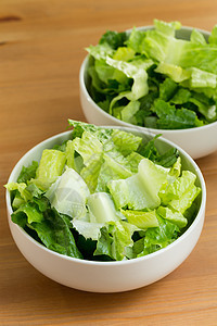 生菜沙拉食物红色蔬菜草本植物白色健康饮食饮食木头桌子低热量图片