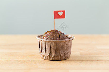 带有心脏形状的松饼旗棕色红色桌子糖果巧克力牙签食物蛋糕旗帜甜点图片