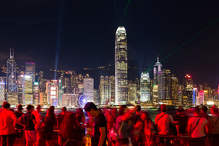 一群在香港看灯光节目的观众图片