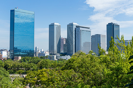 白天在大阪市办公室建筑学地标风景建筑反射植物天空经济城市图片