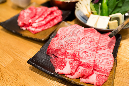 Sukiyaki新鲜牛肉猪肉切片章鱼乌贼锅炉海鲜餐厅配料食物派对烹饪家庭图片