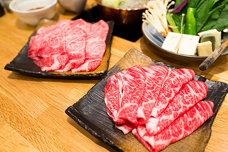 Sukiyaki新鲜牛肉猪肉切片玉米美食派对展示锅炉铝锅海鲜烹饪蔬菜食物图片