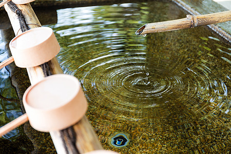 在日本寺庙入口净化水 清水宗教冥想神道盆地竹子纯化花园仪式公园神社图片