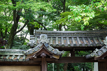 公园的日本寺庙瓷砖屋顶图片