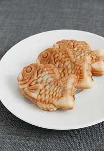 塔亚基 日本鱼形状蛋糕甜点小吃美食白色胡扯盘子饼子食物休息时间图片