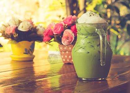 冰绿茶牛奶营养茶点奶油冰镇绿色玻璃杯子食物背景图片