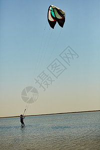 女青年风筝冲浪乐趣海滩骑士木板假期女孩运动员旅行闲暇图片