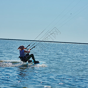 女青年风筝运动冲浪海洋骑术女孩速度乐趣波浪冲浪板女士图片