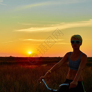 日落时的比克女孩农村旅行骑术冒险女士太阳成人自行车娱乐旅游图片