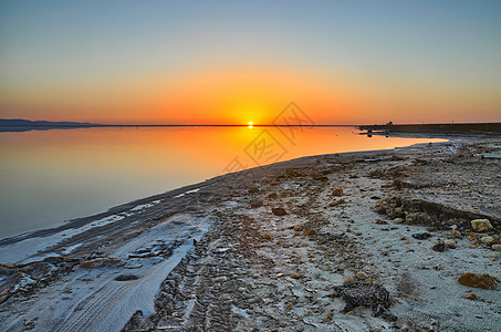 盐湖撒哈拉沙漠T的美丽日出荒野阳光波纹风景高原六边形沙漠旅行山脉孤独图片