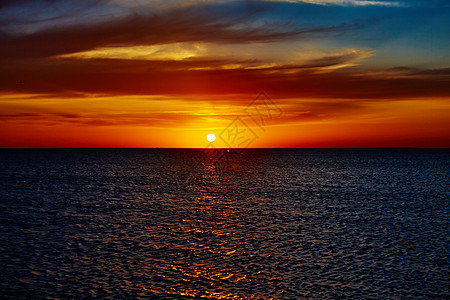 日落在海洋上反射季节天气海岸线海滩蓝色太阳橙子旅行假期图片