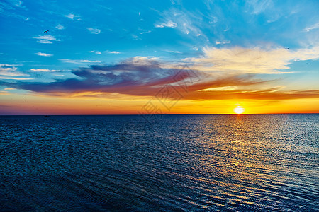 日落在海洋上太阳蓝色地平线海岸线假期天气反射海岸阳光季节图片