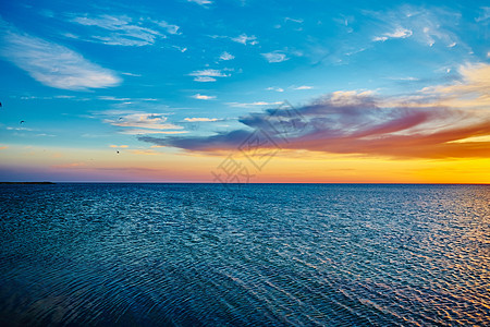 日落在海洋上反射旅行海岸假期阳光晴天太阳蓝色地平线天气图片