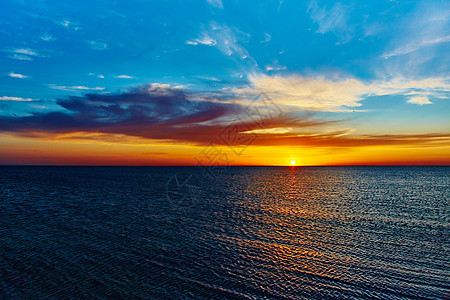 日落在海洋上天空海岸线太阳海浪反射阳光海滩地平线晴天假期图片