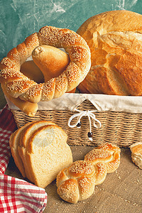 美味的面包和卷饼 放在篮子中厨房桌子糕点粮食种子包子早餐糖类营养产品背景图片