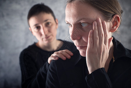 慰藉朋友 女人安慰她伤心的朋友友谊援助悲哀心理学宽慰悲伤女性帮助图片