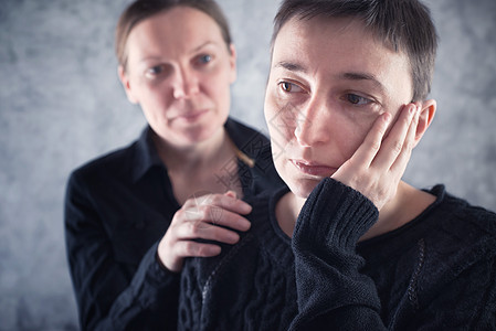 慰藉朋友 女人安慰她伤心的朋友宽慰悲哀心理学援助帮助女性悲伤友谊图片