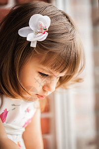 一个小女孩的肖像儿童婴儿窗户女孩童年房子悲伤孩子们反射希望图片