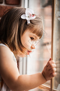 一个小女孩的肖像窗户悲伤童年女性眼睛孩子们婴儿女孩反射儿童图片