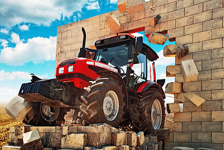 全新的拖拉机冲破墙壁机械收成农业培育引擎土地栽培力量农村砖块图片