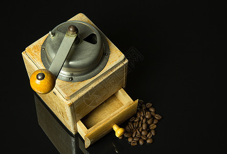 古老的 历史性的 手工咖啡磨机图片