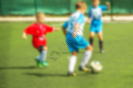 儿童踢足球男孩们游戏球员小学生团队学校幼儿园场地孩子们活动图片