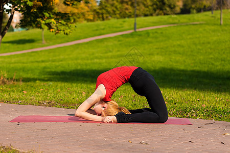 年轻女孩在公园户外做瑜伽女性专注女士运动员健身房街道运动装体操身体正方形图片