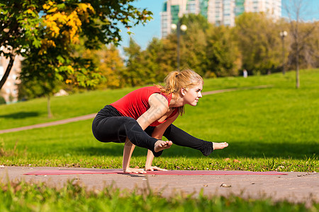 年轻女孩在公园户外做瑜伽城市运动装街道女性沉思运动专注女士正方形健身房图片