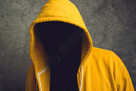 无脸人 与霍德式夹克青年男性犯罪兜帽阴影男人危险无名身份匿名图片