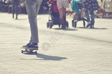 在市街停车场的滑板车手骑着滑板图片