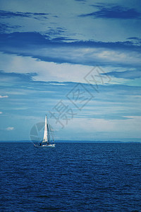 在蓝海航行旅行蓝色天空血管波浪帆船游艇海洋地平线孤独图片