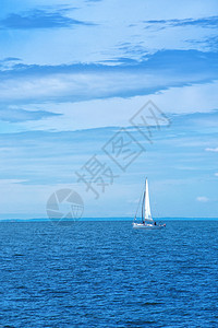 在蓝海航行血管地平线蓝色孤独沿海海洋天空寂寞游艇帆船图片