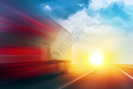 开放高速公路上快速运输运运卡车(超速运输车)图片