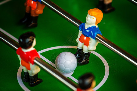 桌足球或足球踢球游戏惩罚蓝色竞赛乐趣塑料行动活动玩家桌子场地图片