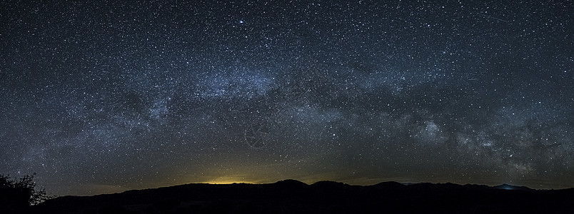 通过拉克提亚天空银河系行星星星图片