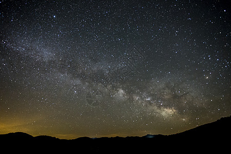 通过拉克提亚行星银河系天空星星图片