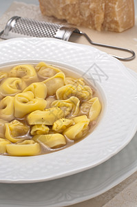 意大利意大利拉维奥利加满了烧汤煮的肉美食家香菜面团食物饺子美食午餐肉汤白色晚餐图片