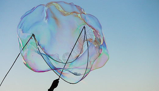 特写肥皂泡背景现代简单抽象设计与复制空间飞行空气圆圈气泡漂移漂浮温泉天空蓝色反射图片