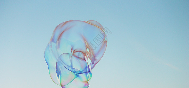 阳光照耀的蓝天上的肥皂气泡漂浮肥皂泡飞行反射蓝色温泉漂移天空圆圈图片