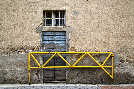 棕色的门 在米拉诺老古代旅游纪念碑文化阴影窗户房子宫殿阳台人行道百叶帘图片