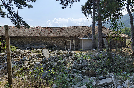 Batkun修道院内具有古老建筑的农场场地的一部分图片