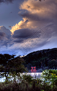 日本水湖中的托里伊游客箱根灵魂寺庙牌坊天空异国神社旅行神道图片