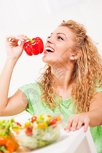 健康饮食蔬菜午餐家居生活方式金发女性快乐素食成人沙拉图片