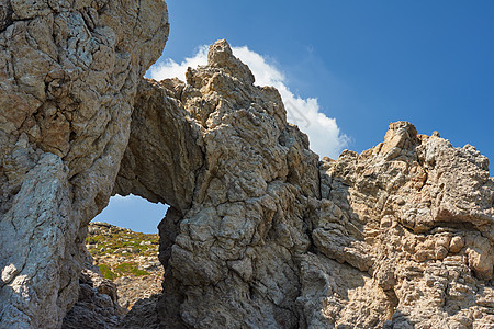 罗得岛的岩石悬崖天空地平线火山石头蓝色绿色边缘图片