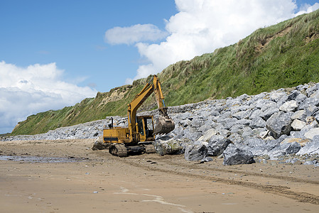 从事沿海保护工作的机械挖挖机车图片