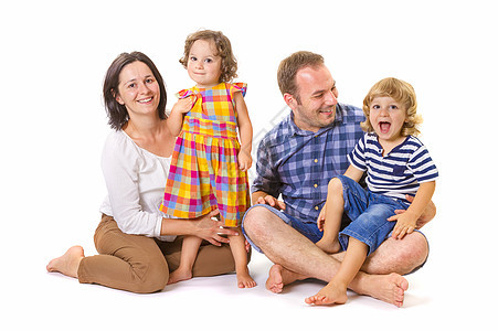 四口笑的幸福家庭母亲男性童年微笑男人拥抱工作室妻子头发女孩们图片