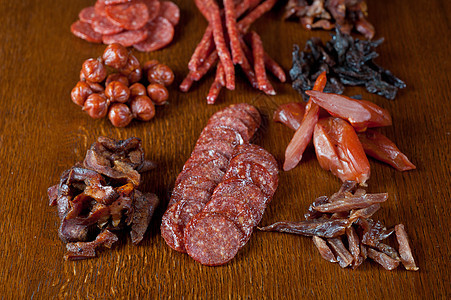 肉类和香肠食物香菜熏制木板辣椒胡椒蔬菜营养牛肉炙烤图片