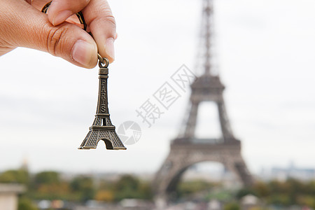 手握eiffel 模型旅行旅游建筑纪念碑地标场景吸引力城市建筑学玩具图片