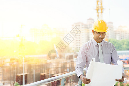 亚洲-印度男工地承包商在现场视察工程工程师图片