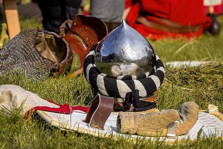 中世纪骑士在绿地上的盔甲和盾牌图片